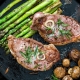 Hoe varkenssteak in een pan koken?