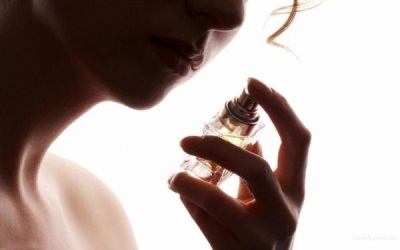 Perfumy DIY róża herbaciana z olejem z fasoli tonka