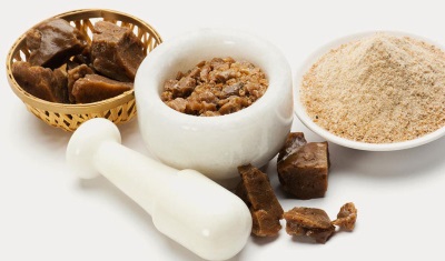 La résine d'asafoetida est obtenue à partir de la racine