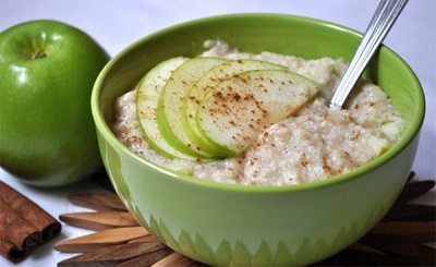 Oat dengan epal dan kayu manis