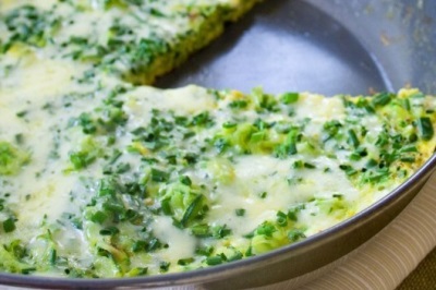 Gebakken eieren met marjolein en courgette