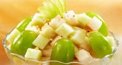 Cần tây với trái cây như một món salad