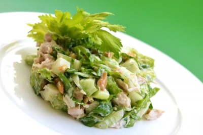 Salad với cần tây, thịt gà và rau