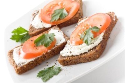 Sandwich met mierikswortel en tomaten