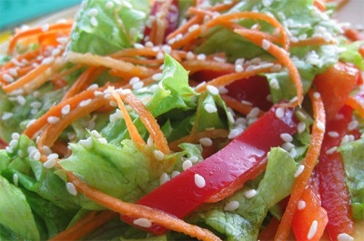 Salad với hạt mè và dầu mè