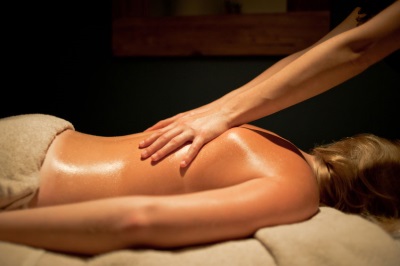 Massage met macadamia-olie