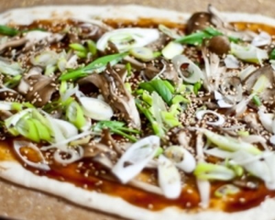 Pizza koken met meitake-paddenstoelen