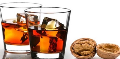 Berwarna alkohol dari sekatan walnut