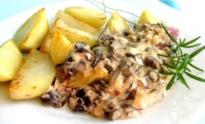 Boletus in romige saus met aardappelen